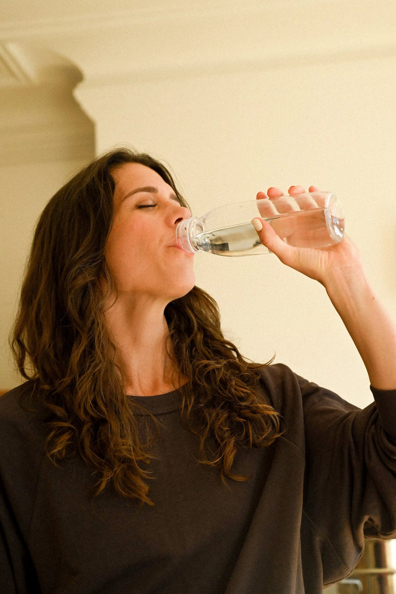 Sueurs nocturnes chez la femme : causes, signaux d'alerte et solutions pour mieux dormir