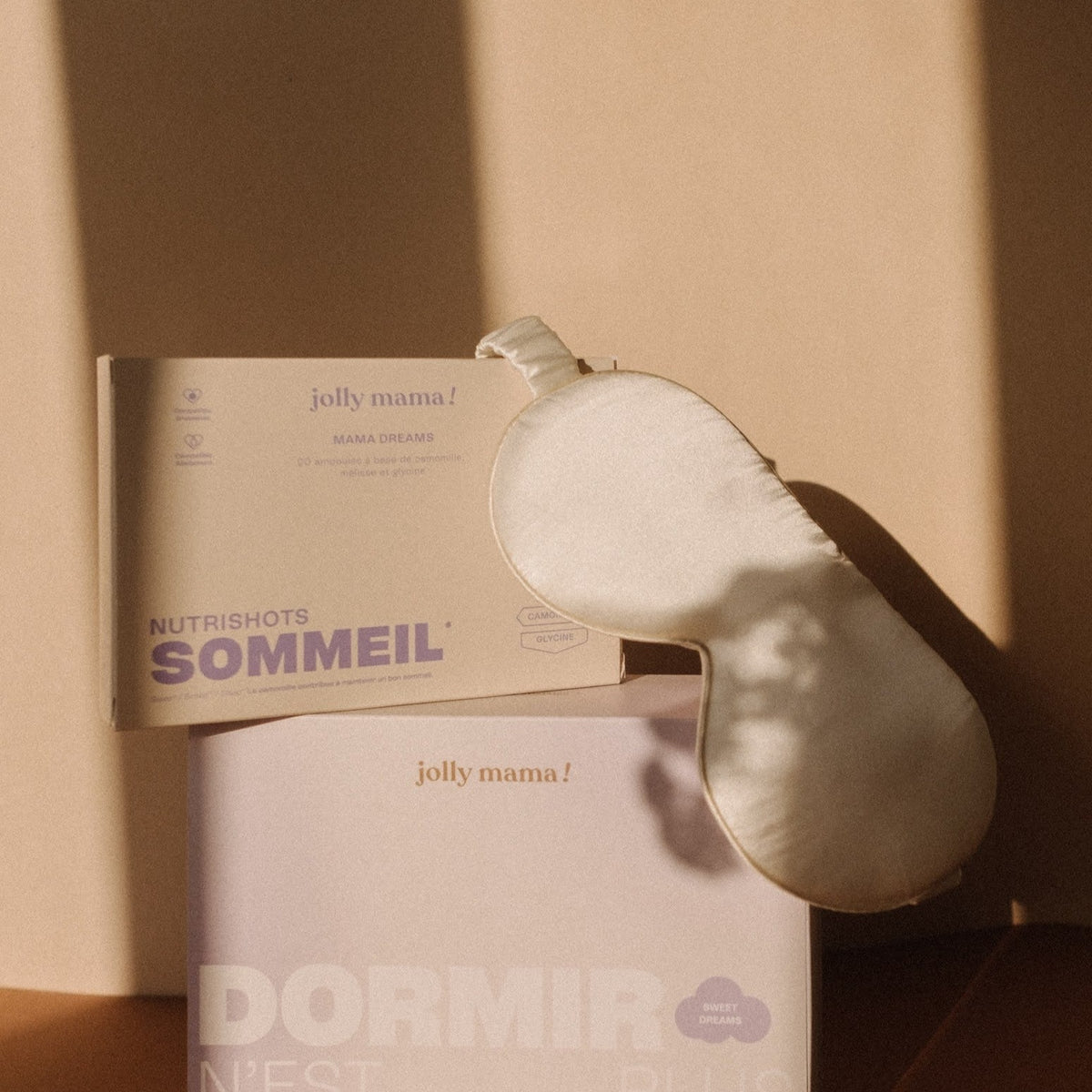Elfenbeinfarbene weiße Seidenmaske auf unserer Schlafbox mit einem Licht-und-Schatten-Effekt