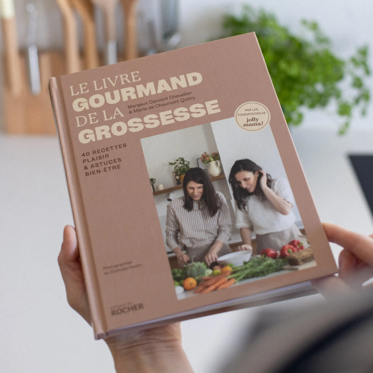 Guía nutricional del embarazo – imagen de mujer embarazada que apuesta por una alimentación saludable
