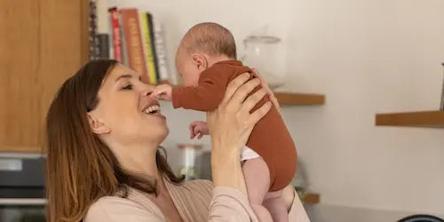 maman qui tient son bébé