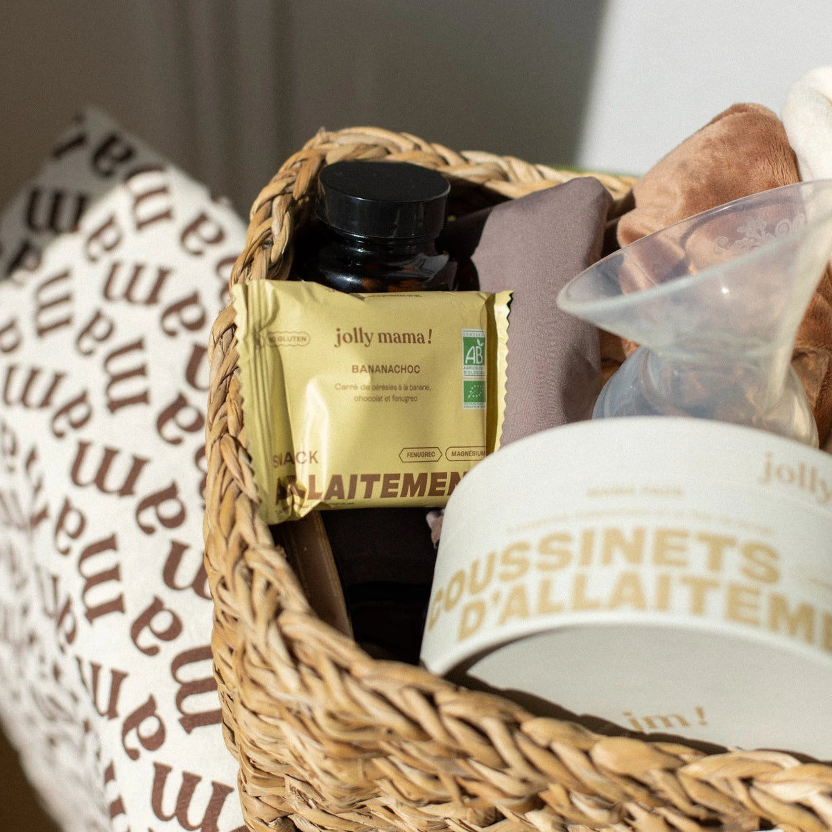 Panier post-partum Jolly Mama avec snack d’allaitement, coussinets lavables et accessoires maman-bébé.








